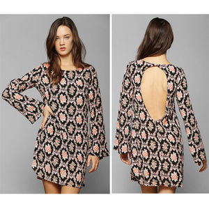 FLYNN SKYE Xela Bell Sleeve Open Back Floral Dress